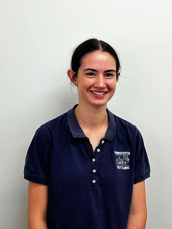 Olivia trainee nurse at Perricoota Vet